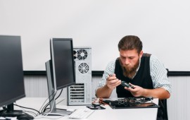 טכנאי מחשבים עד הבית קרדיט תמונה: freepik